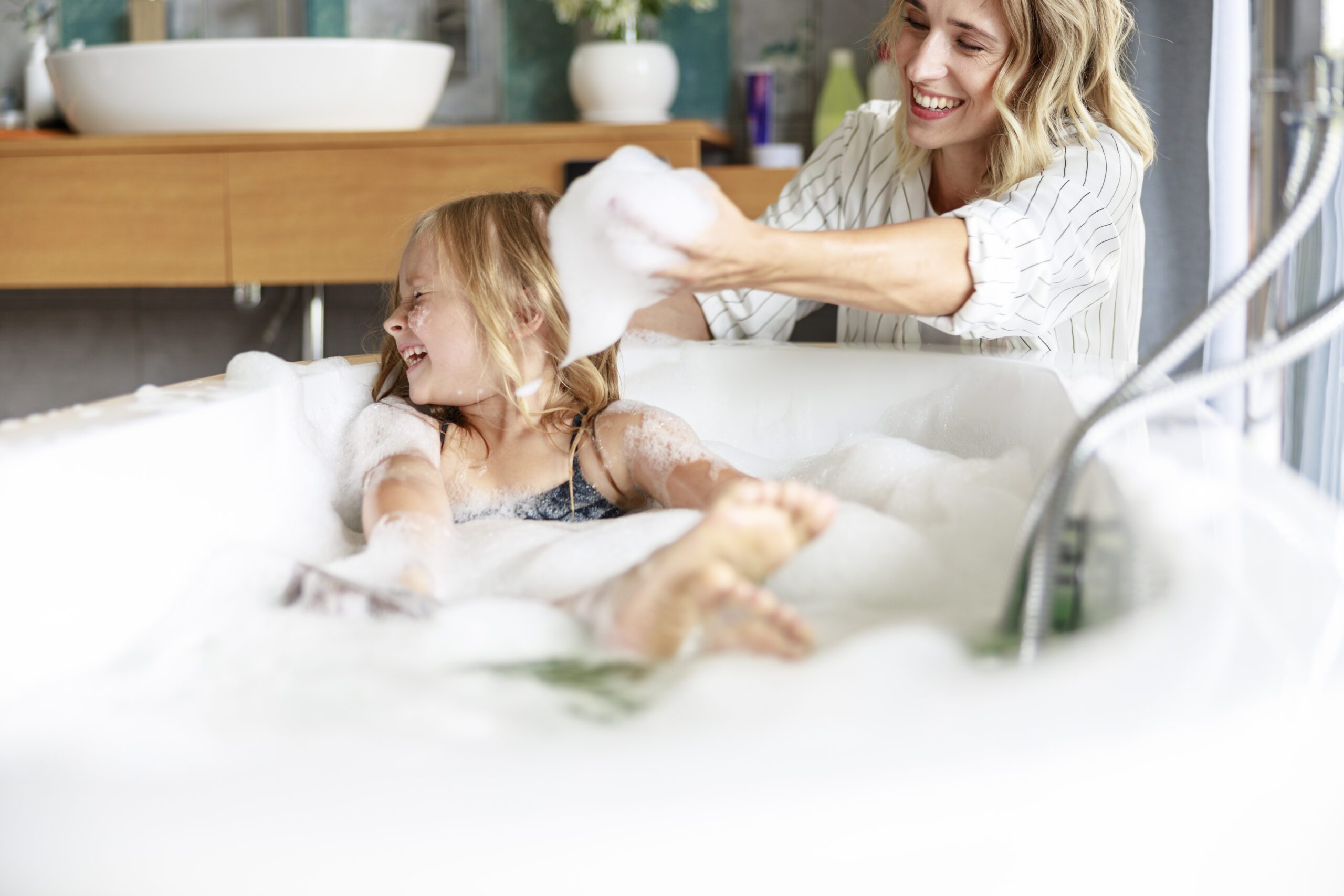 Maman heureuse tenant de la mousse dans ses mains